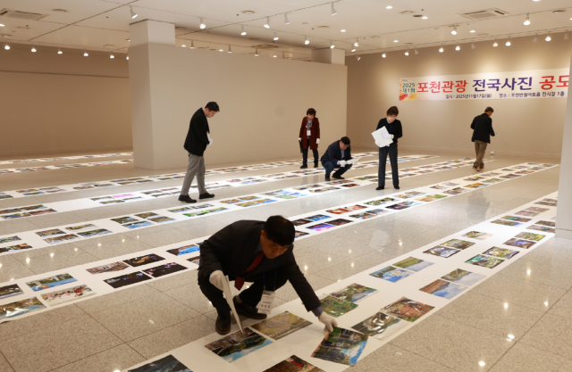 포천문화관광재단이 ‘포천관광 전국사진공모전’ 출품작을 심사하고 있다. 포천시 제공