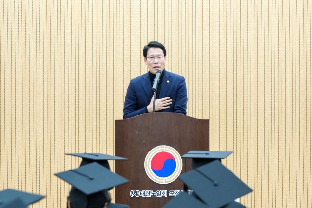 포천노인대학 제43회 졸업식에서 임종훈 포천시의장이 축사를 통해 어르신들의 배움과 헌신에 감사를 전하며 노인친화도시 정책 추진 의지를 밝혔다. 손지영기자