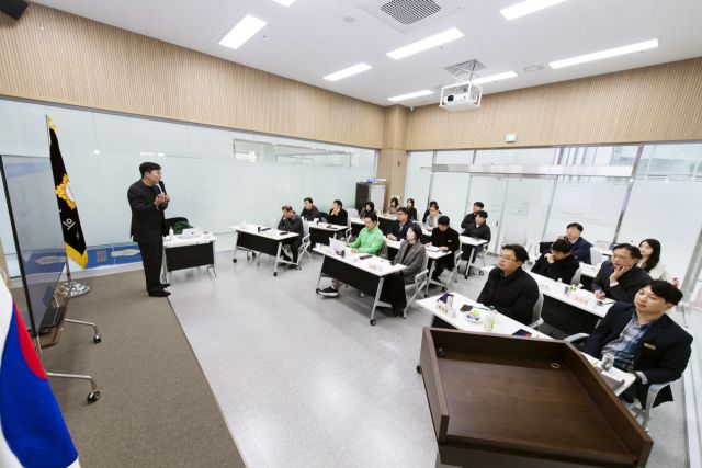 김포시의회 ‘지속가능한 명품도시 연구회’ 소속 의원들과 관계 공무원들이 황한솔 교수의 강연을 경청하고 있다. 김포시의회 제공