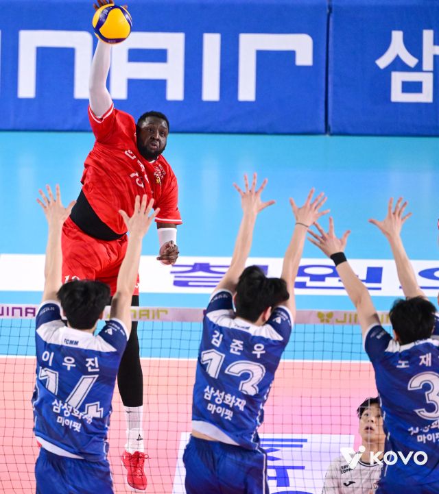 수원 한국전력의 베논이 23일 대전충무체육관서 열린 리그 2라운드 삼성화재와 원정 경기에서 스파이크를 시도하고 있다. KOVO 제공
