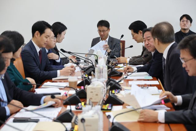 21일 서울 여의도 국회에서 열린 예산결산특별위원회 예산안 조정소위원회에서 한병도 소위원장이 회의를 주재하고 있다. 연합뉴스