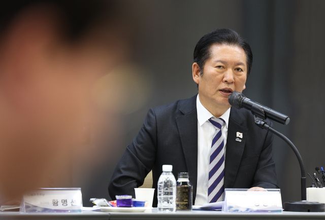 더불어민주당 정청래 대표가 19일 AX(AI 대전환) 허브 조성이 예정된 대구 수성알파시티 내 기업인 스피어AX에서 열린 산업혁신 정책간담회에서 발언하고 있다. 연합뉴스