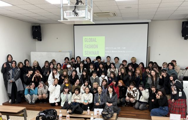 경인여자대학교가 일본 나고야 국제토탈디자인전문학교(NIFT) 교수와 학생들을 초청, ‘글로벌 패션 세미나’를 연 뒤 기념촬영을 하고 있다. 경인여자대학교 제공