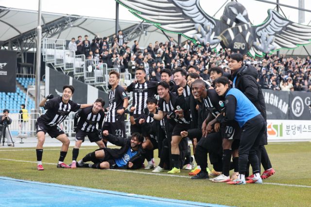 23일 성남탄천종합운동장서 열린 ‘하나은행 K리그2 2025’ 최종라운드서 부산을 꺾고 준플레이오프행을 이룬 성남FC 선수단이 기념촬영을 하고 있다. 한국프로축구연맹 제공
