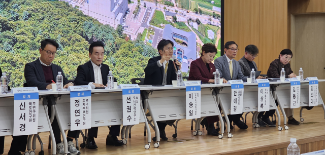 포천시청 대회의실에서 열린 ‘저출생·고령화사회 대응, 생활인구 관점의 도시전략’ 포럼에서 참석자들이 토의를 하고 있다. 손지영기자