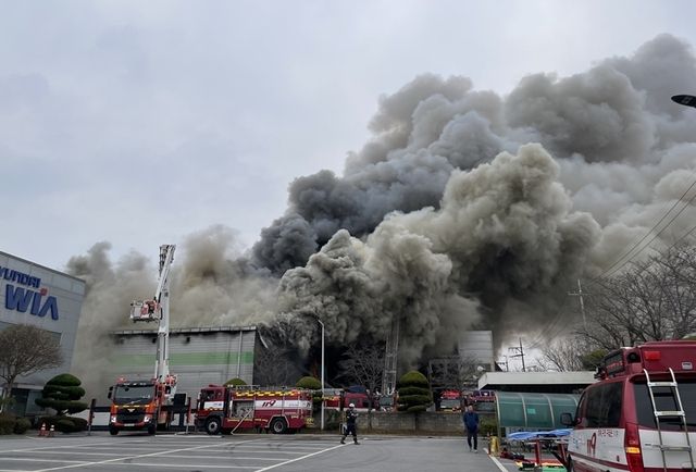 평택시 포승읍 내 폐업 공장에서 화재가 발생하고 있다. 평택소방서 제공