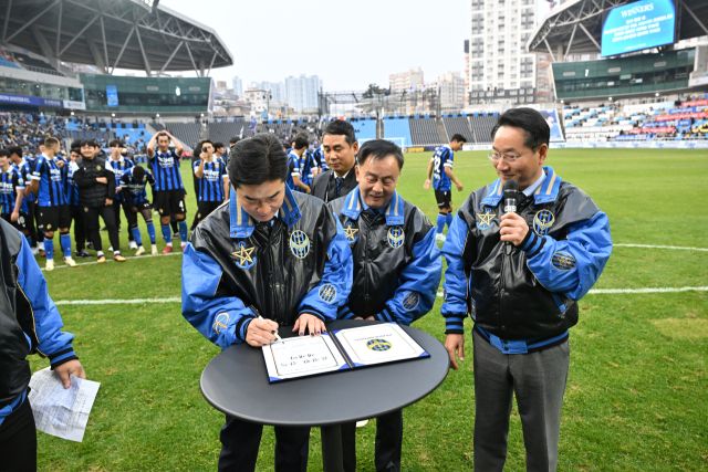 23일 오후 5시20분께 인천 중구 인천축구전용경기장에서 윤정환 감독이 계약서에 싸인을 하고 있다. 박상후기자