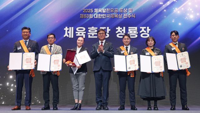 21일 서울 웨스틴조선호텔 그랜드볼룸에서 열린 체육발전유공 포상 및 한국 체육상 전수식에서 최은종 경기도청 근대5종 감독(왼쪽에서 두 번째) 및 청룡장을 받은 인사들이 기념촬영을 하고 있다.문화체육관광부 제공