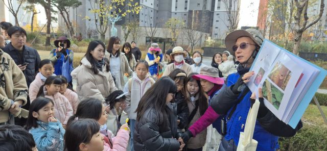 ‘2025년 마지막 가을 단풍 숲 체험 및 숲 놀이’에서 박원영 숲해설가가 나무에 얽힌 역사와 문화를 소개하고 있다. 영덕1동 주민자치위원회 제공