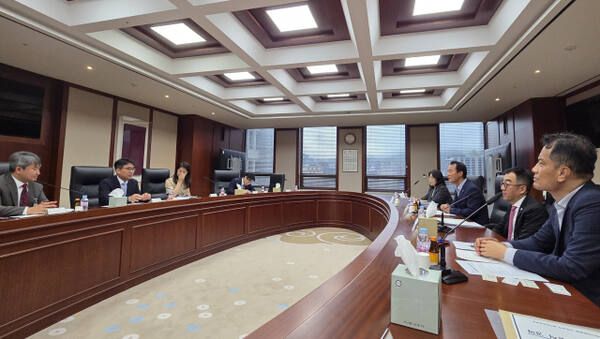 인천시는 지난 8월 대법원에서 조병구 법원행정처 사법지원실장을 만나 인천 해사전문법원 설치의 필요성과 당위성을 설명했다. 인천시 제공