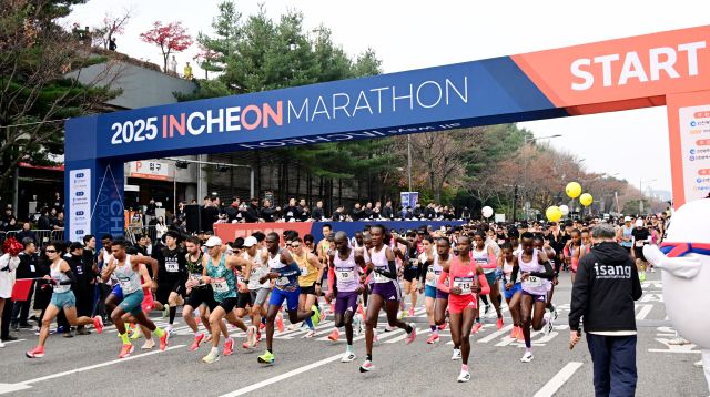 23일 인천 연수구 문학경기장에서 열린 ‘2025 인천마라톤’에서 대회 참가자들이 출발하고 있다. 인천시 제공