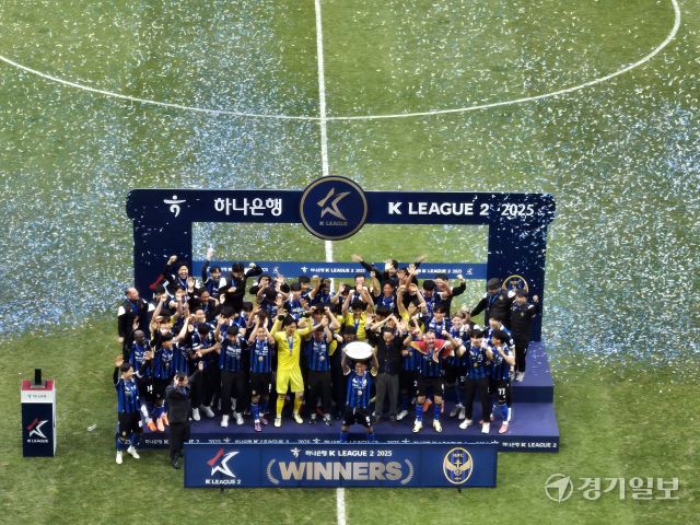 23일 오후 4시 30분께 인천 중구 인천축구전용경기장에서 인천유나이티드 선수단이 우승 세레모니를 하고 있다. 박상후기자