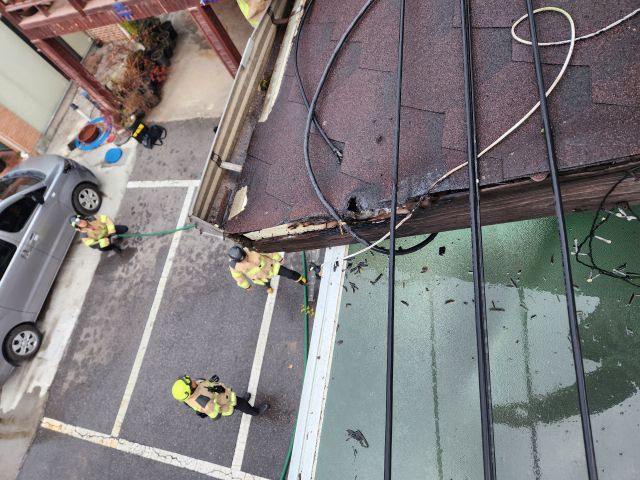 지난 23일 오전 7시8분께 인천 강화군 화도면 내리 한 펜션에서 불이 나 소방대원들이 진화에 나서고 있다. 인천소방본부 제공