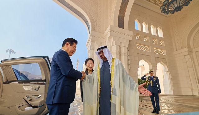 아랍에미리트(UAE)를 국빈 방문 중인 이재명 대통령이 18일(현지시간) 아부다비 대통령궁에서 영접나온 무함마드 빈 자이드 알 나흐얀 대통령과 인사하고 있다. 연합뉴스