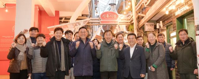 여주시 관계자들이 21일 서울 용산 해방촌 신흥시장을 방문해 기념촬영을 하고 있다. 여주시 제공