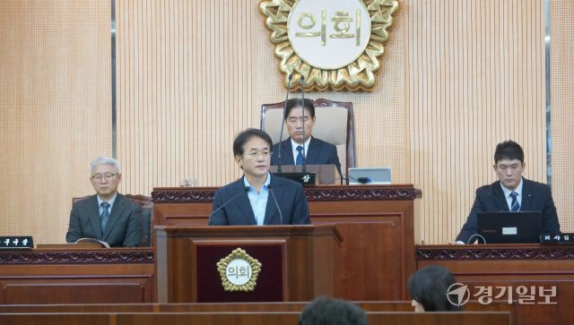 24일 열린 제299회 고양특례시의회 제2차 정례회 제3차 본회의에서 이 시장이 2026년도 예산안 제안에 즈음한 시정연설을 하고 있다. 신진욱기자