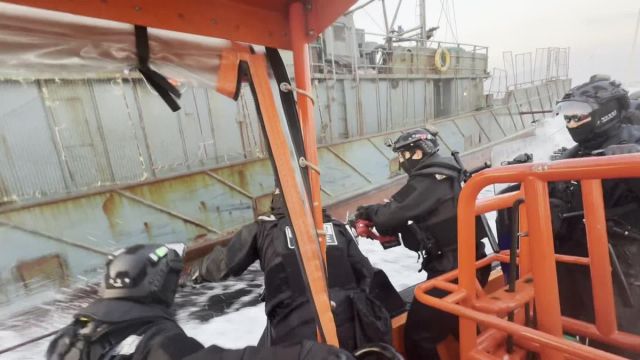 해양경찰들이 와이어를 자르고 불법 조업을 하던 중국 어선에 진입하고 있다. 서해5도특별경비단 제공