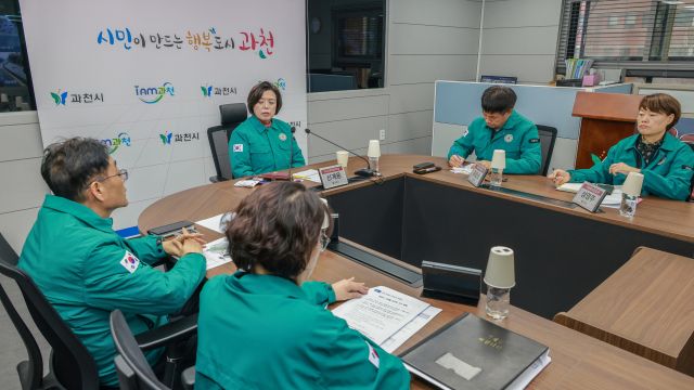 24일 오후 과천시청 회의실에서 열린 비상대책본부 회의에서 신계용 시장이 직원들의 의견을 듣고 있다. 과천시 제공