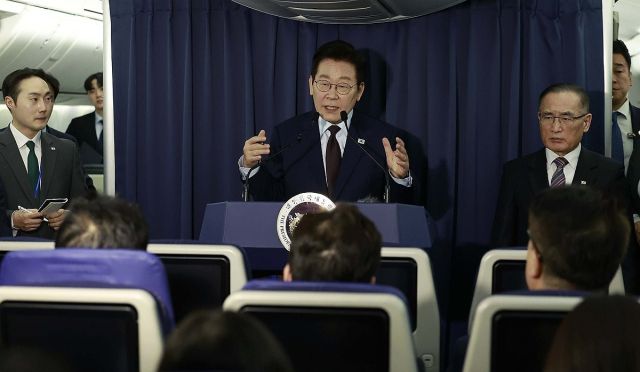 이재명 대통령이 23일(현지시간) G20 정상회의 일정을 마치고 남아프리카공화국에서 다음 방문지인 튀르키예로 향하는 공군 1호기에서 순방 기내 기자간담회를 하고 있다. 연합뉴스