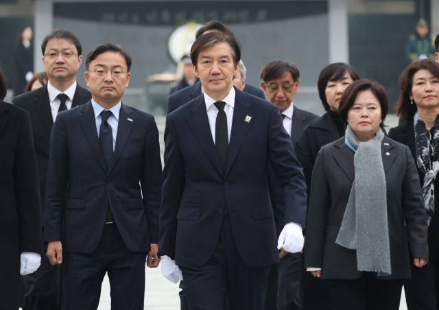 조국 조국혁신당 대표가 24일 서울 동작구 국립서울현충원 현충탑에서 참배한 뒤 이동하고 있다. 연합뉴스