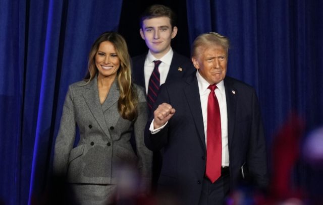 도널드 트럼프 미국 대통령(오른쪽 아래)과 아내 멜라니아, 막내아들 배런. AP=연합뉴스