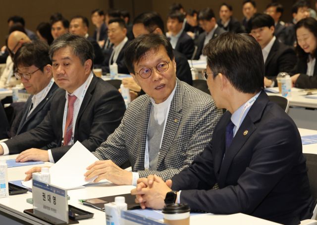 기사와 관련 없는 사진. 이창용 한국은행 총재가 지난 4일 '단기금융시장 발전과 코파 활성화를 위한 정책과제' 콘퍼런스에서 권대영 금융위원회 부위원장과 대화하고 있는 모습. 연합뉴스 제공