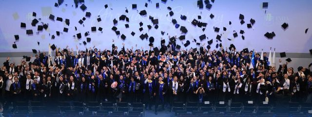 제8회 타슈켄트 인하대학교(Inha University in Tashkent·IUT) 학위수여식에서 졸업생들이 학사모 세리머니를 하고 있다. 인하대 제공