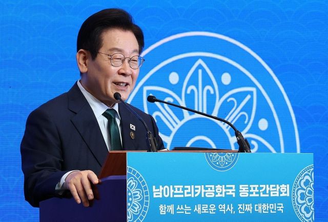 이재명 대통령이 23일(현지시간) 남아프리카공화국 요하네스버그 샌튼 컨벤션센터에서 열린 동포 오찬간담회에서 인사말을 하고 있다. 연합뉴스