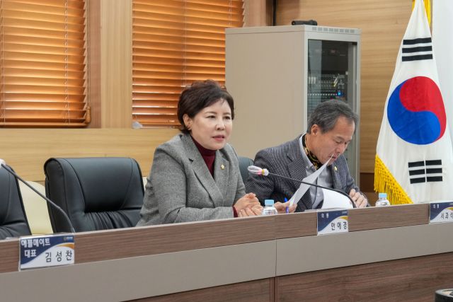 포천시의회 서과석 의원과 안애경 의원이 최근 시의회 2층 의원회의실에서 청년창업농업인들과 간담회를 열고 창업 초기 정착과 성장을 위한 지원 체계 개선 방향을 논의하고 있다. 포천시의회 제공