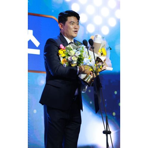 24일 열린 2025 신한 SOL뱅크 KBO 시상식에서 KBO리그 투수 부문 홀드상을 수상한 SSG 노경은이 소감을 말하고 있다. 연합뉴스 제공