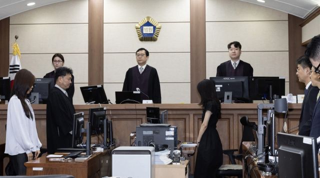 한덕수 전 국무총리의 내란 우두머리 방조 혐의 첫 공판이 열린 9월30일 서울 서초구 서울중앙지법 대법정에 이진관 부장판사가 입장해 있다. 연합뉴스