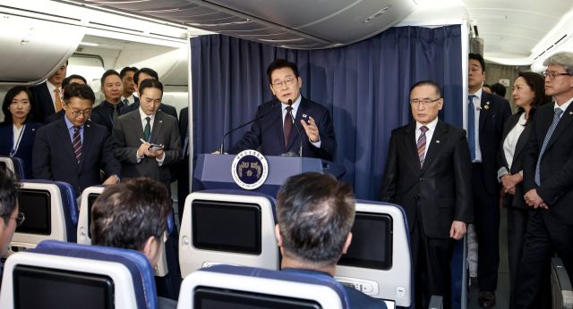 이재명 대통령이 23일(현지시간) G20 정상회의 일정을 마치고 남아프리카공화국에서 다음 방문지인 튀르키예로 향하는 공군 1호기에서 순방 기내 기자간담회를 하고 있다. 연합뉴스