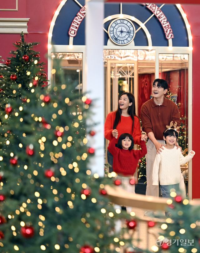 25일 인천 영종도 파라다이스시티 프라자를 찾은 방문객들이 '홀리데이 익스프레스' 콘셉트의 크리스마스 마켓에서 즐거운 시간을 보내고 있다. 파라다이스시티는 매년 11월 하순부터 이듬해 1월1일까지 다양한 오브제를 활용, 성탄절 분위기를 연출한다. 조병석기자