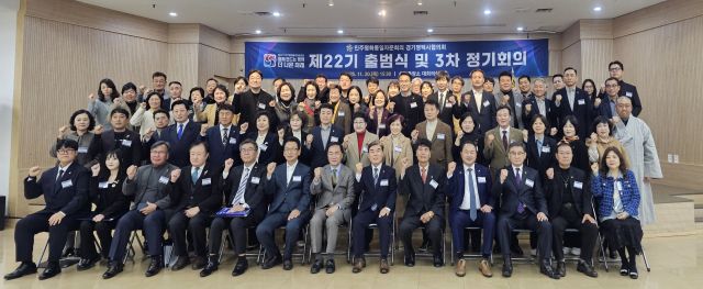 민주평화통일자문회의 평택시협의회가 최근 시 송탄출장소 대회의실에서 열린 제22기 출범식과 협의회장 이·취임식에서 정장선 시장과 관계자들이 기념 촬영을 하고 있다. 평택시 제공