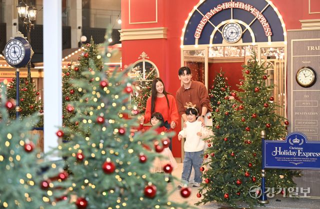 25일 인천 영종도 파라다이스시티 프라자를 찾은 방문객들이 '홀리데이 익스프레스' 콘셉트의 크리스마스 마켓에서 즐거운 시간을 보내고 있다. 파라다이스시티는 매년 11월 하순부터 이듬해 1월1일까지 다양한 오브제를 활용, 성탄절 분위기를 연출한다. 조병석기자