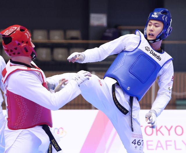 김포시청의 이학성(오른쪽)이 24일 일본 도쿄 나카노 종합체육관에서 열린 ‘2025 도쿄 데플림픽(청각장애인올림픽)’ 태권도 남자 겨루기 80㎏ 이상급에서 발차기를 시도하고 있다. 대한장애인체육회 제공