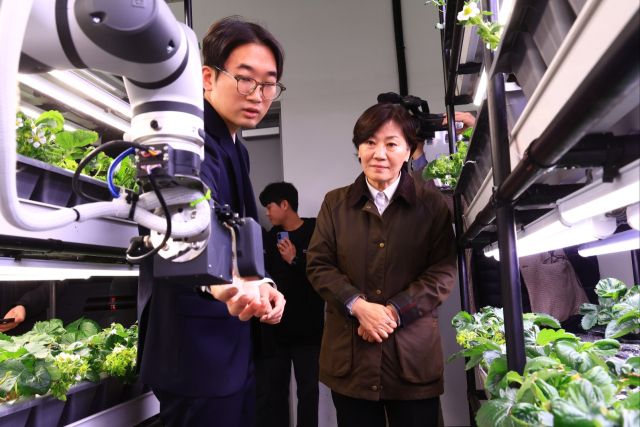 송미령(오른쪽) 농림축산식품부 장관이 25일 오후 경기 화성 소재 농업 로봇 기업 ‘메타파머스’를 방문해 인공지능(AI)·로봇 기반 농작업 자동화 기술 개발 현황을 점검하고 있다. 농림축산식품부 제공