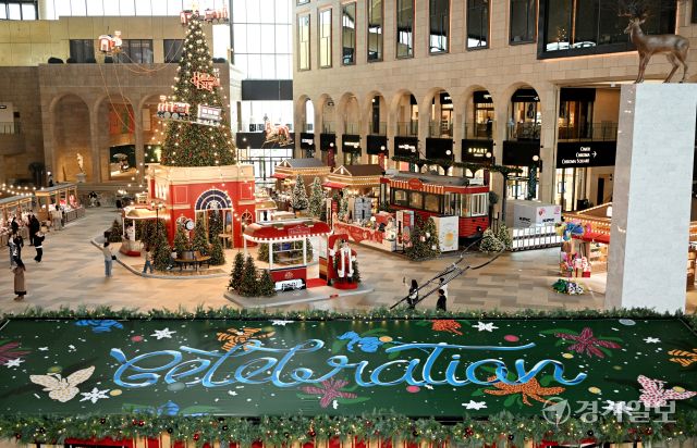 25일 인천 영종도 파라다이스시티 프라자를 찾은 방문객들이 '홀리데이 익스프레스' 콘셉트의 크리스마스 마켓에서 즐거운 시간을 보내고 있다. 파라다이스시티는 매년 11월 하순부터 이듬해 1월1일까지 다양한 오브제를 활용, 성탄절 분위기를 연출한다. 조병석기자