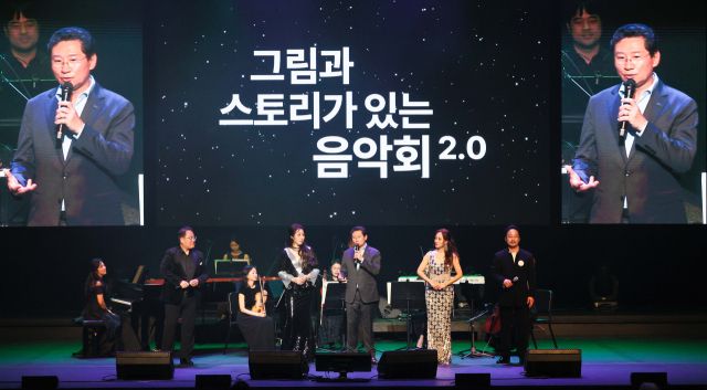 지난달 18일 열린 ‘그림과 스토리가 있는 음악회’에서 이상일 용인특례시장이 해설자로 참여, 성악가들과 함께 앵콜 무대에 오른 모습. 용인시 제공