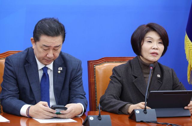 더불어민주당 한정애 정책위의장이 25일 서울 여의도 국회에서 열린 원내대책회의에서 발언하고 있다. 왼쪽은 김병기 원내대표. 연합뉴스