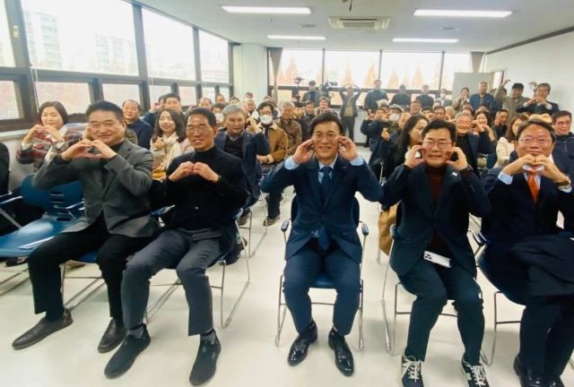 김포미래비전포럼 출범식에 참석한 최혁진·김주영 국회의원, 이회수 상임공동대표, 박찬대·김승원 국회의원이 사회자의 안내에 따라 축하 메시지를 보내고 있다. 김포미래비전포럼 제공