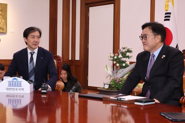 조국혁신당 조국 대표가 25일 서울 여의도 국회에서 우원식 국회의장을 예방해 대화하고 있다. 연합뉴스