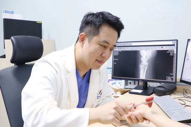 홍인태 바른세상병원 수족부센터장이 진료를 보고 있다. 바른세상병원