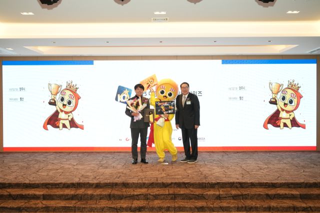 김영준 홍보담당관(왼족 첫번째)과 양주시 대표 캐릭터 별산이 25일 서울 코리아나호텔에서 열린 2025 대한민국 캐릭터 어워즈에서 대상을 수상한 뒤 기념촬영을 하고 있다. 양주시 제공