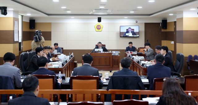 인천시의회 산업경제위원회가 25일 열린 인천시 사회적 약자 반려동물 진료비등 지원에 관한 조례(안) 심의를 하고 있다. 인천시의회 제공