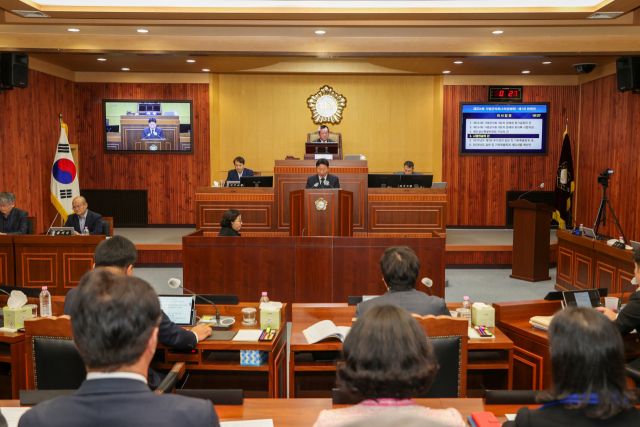 25일 오후 가평군의회에서 서태원 군수가 내년 예산안 관련 시정연설을 하고 있다. 가평군의회 제공