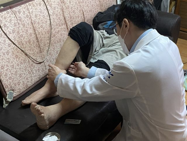 인천 서구 보건소 한의사·간호사 등으로 이뤄진 ‘장수누리팀’이 지역 어르신가정을 방문해 의료서비스를 제공하고 있다. 인천 서구 제공