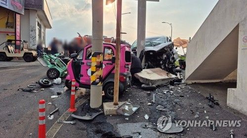 (제주=연합뉴스) 24일 제주 우도 천진항에서 60대 운전자가 몰던 승합차가 도항선 대합실 옆 도로표지판 기둥을 향해 돌진해 관광객들이 다치는 발생했다. 사진은 제주시 우도 사고 현장. 2025.11.24 [독자 제공. 재판매 및 DB 금지] dragon.me@yna.co.kr