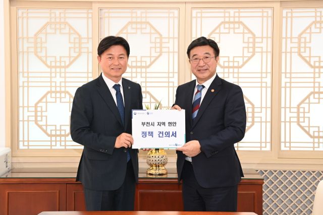 조용익 부천시장이 24일 정부서울청사를 방문해 윤호중 행정안전부 장관에게 부천시 주요 사업 현안을 설명하고, 정부 차원의 전폭적인 지원을 요청하고 있다. 부천시 제공