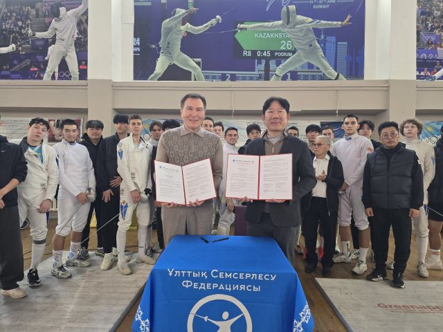 온현종 경기도펜싱협회장(오른쪽)과 미르불랏 아부오르 카자흐스탄 펜싱협회장이 18일 카자흐스탄 알마티에서 업무협약을 체결한 뒤 기념촬영을하고 있다. 경기도펜싱협회 제공